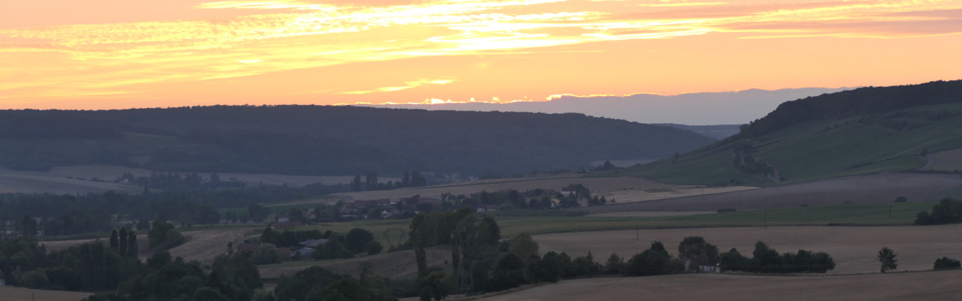 images/slides/autumn/coucher-de-soleil-vallee-1920x600.jpg